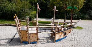 Themenspielplatz Spielschiff Robinie Piratenschiff Spielkombination Robinie Naturgewachsen Spielplatz Langlebig Sonderbau Liebe Detail Kletterkombination